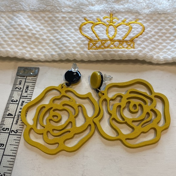 Boho Scalloped Yellow Floral Cutout Wooden Post Pierced Earrings - Picture 4 of 4